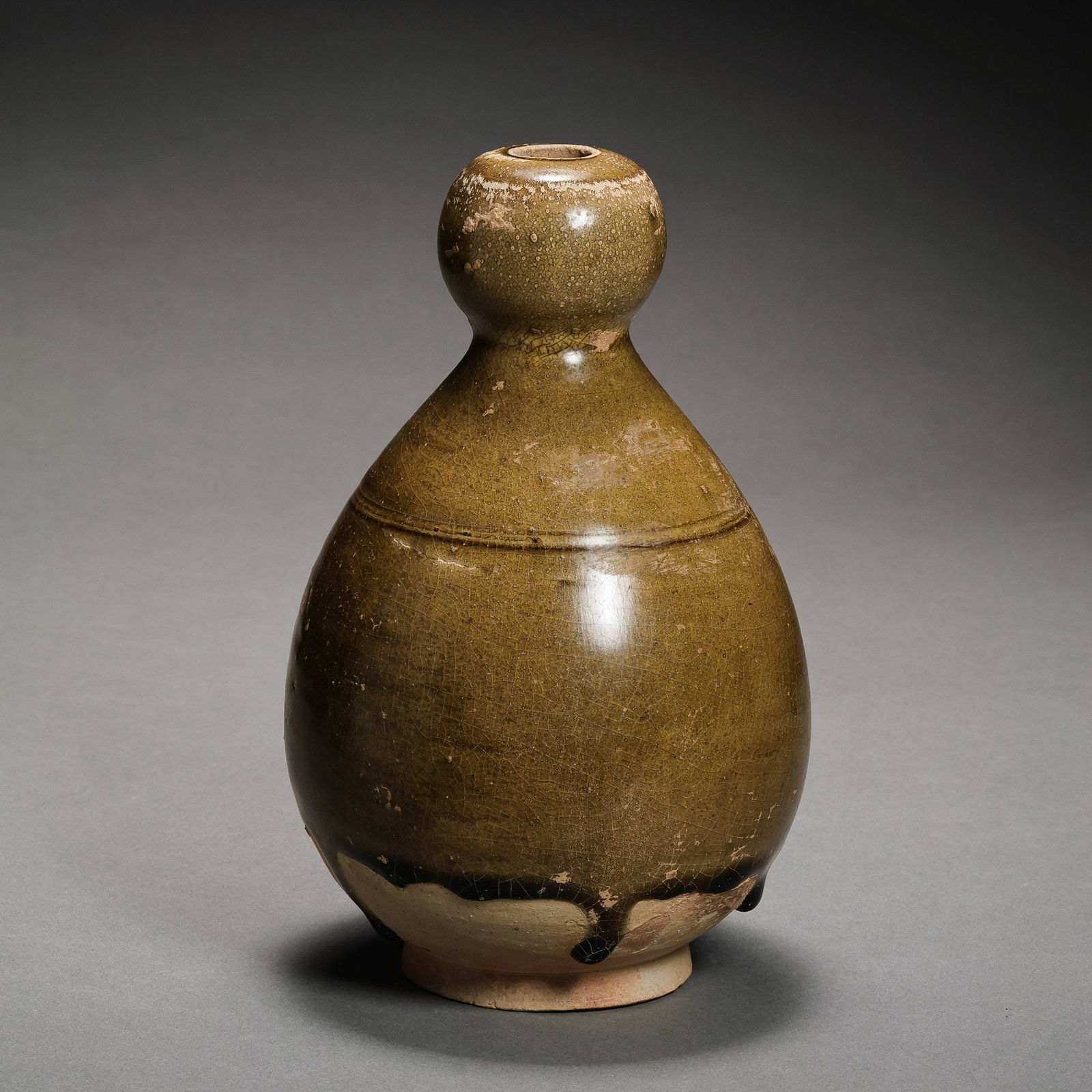 Yellow-glazed gourd-shaped bottle from the Tang Dynasty in China: H. 18 cm. W. 9.5 cm.