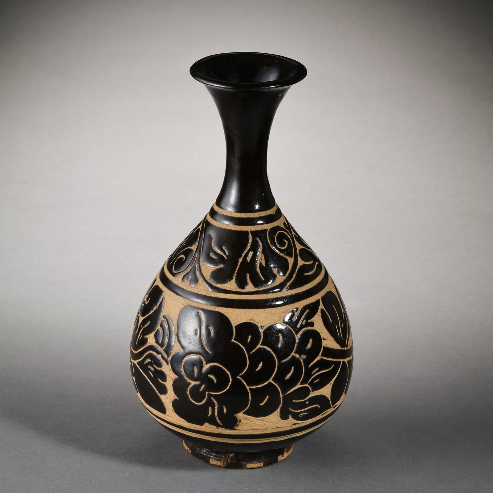 Northern Song Dynasty Cizhou ware black-glazed Yuhuchun vase with carved floral patterns (1 of 10)