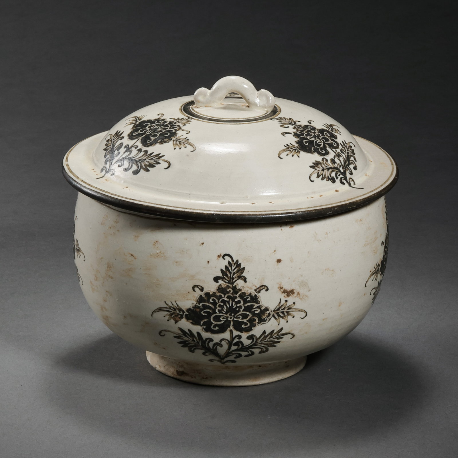 A covered jar with white glaze and black floral design from the Cizhou kiln of the Northern Song (1 of 9)