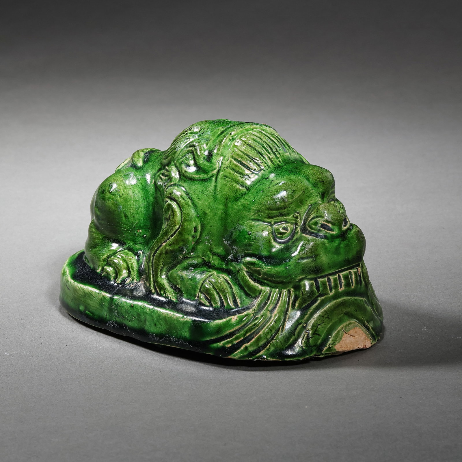 Green-glazed auspicious beasts from the Tang Dynasty in China: H. 7 cm. L. 12.2 cm.