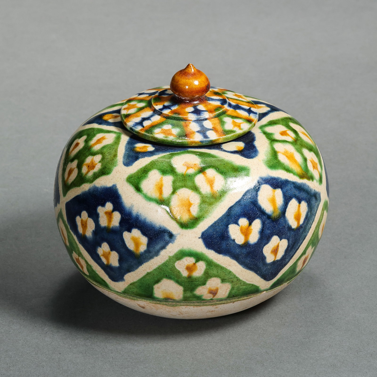 Chinese Tang Dynasty tricolor covered jar: H. 8.8 cm. W. 9.5 cm.