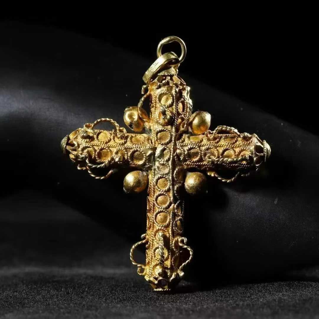 Antique gold cross pendant from the Byzantine period: L. 6.3 cm.W. 4.5 cm. Weight.13.9 gram.