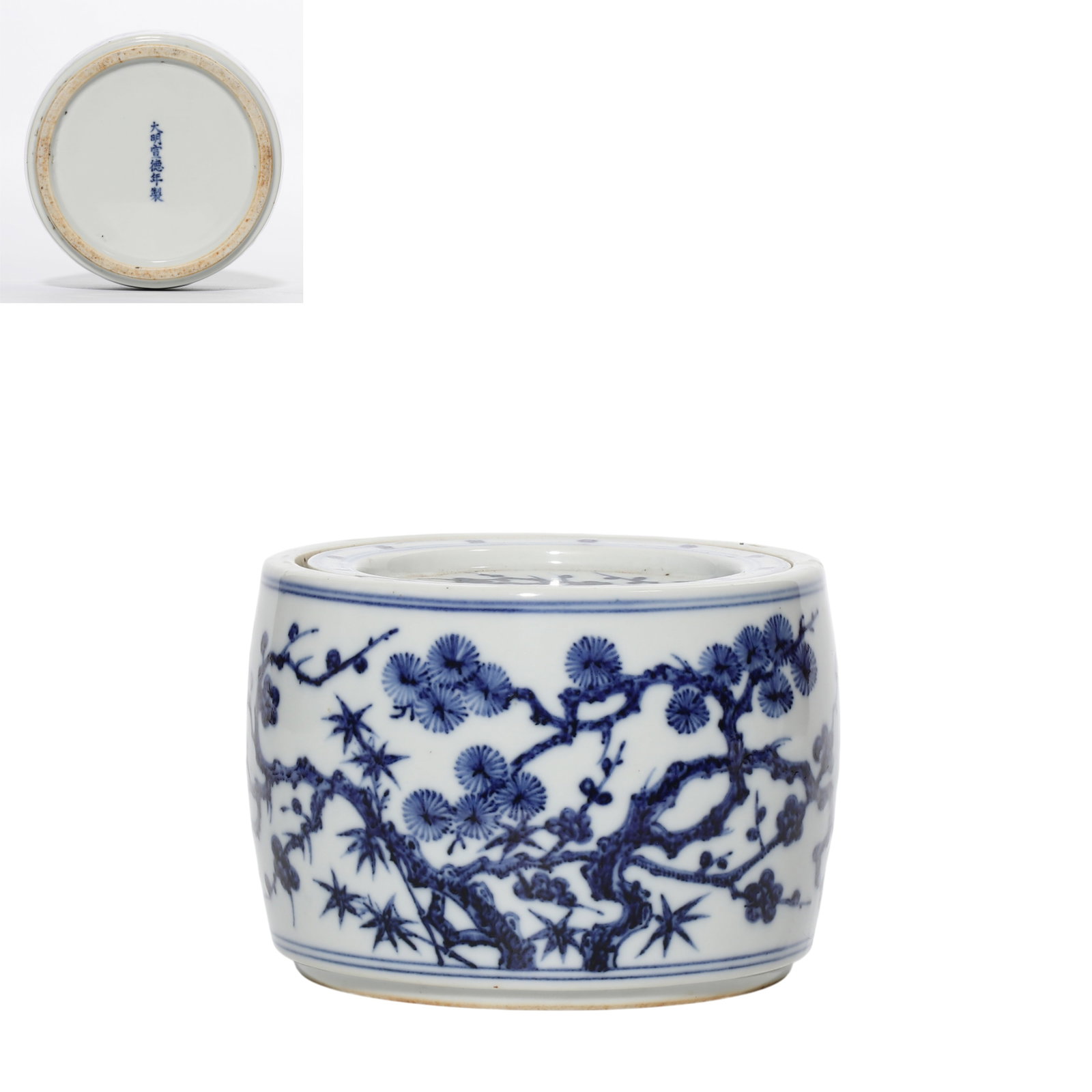 Blue and white porcelain cricket jar with floral design from the Xuande period of the Ming Dynasty,: H. 10.6 cm. Diam. 13.5 cm.