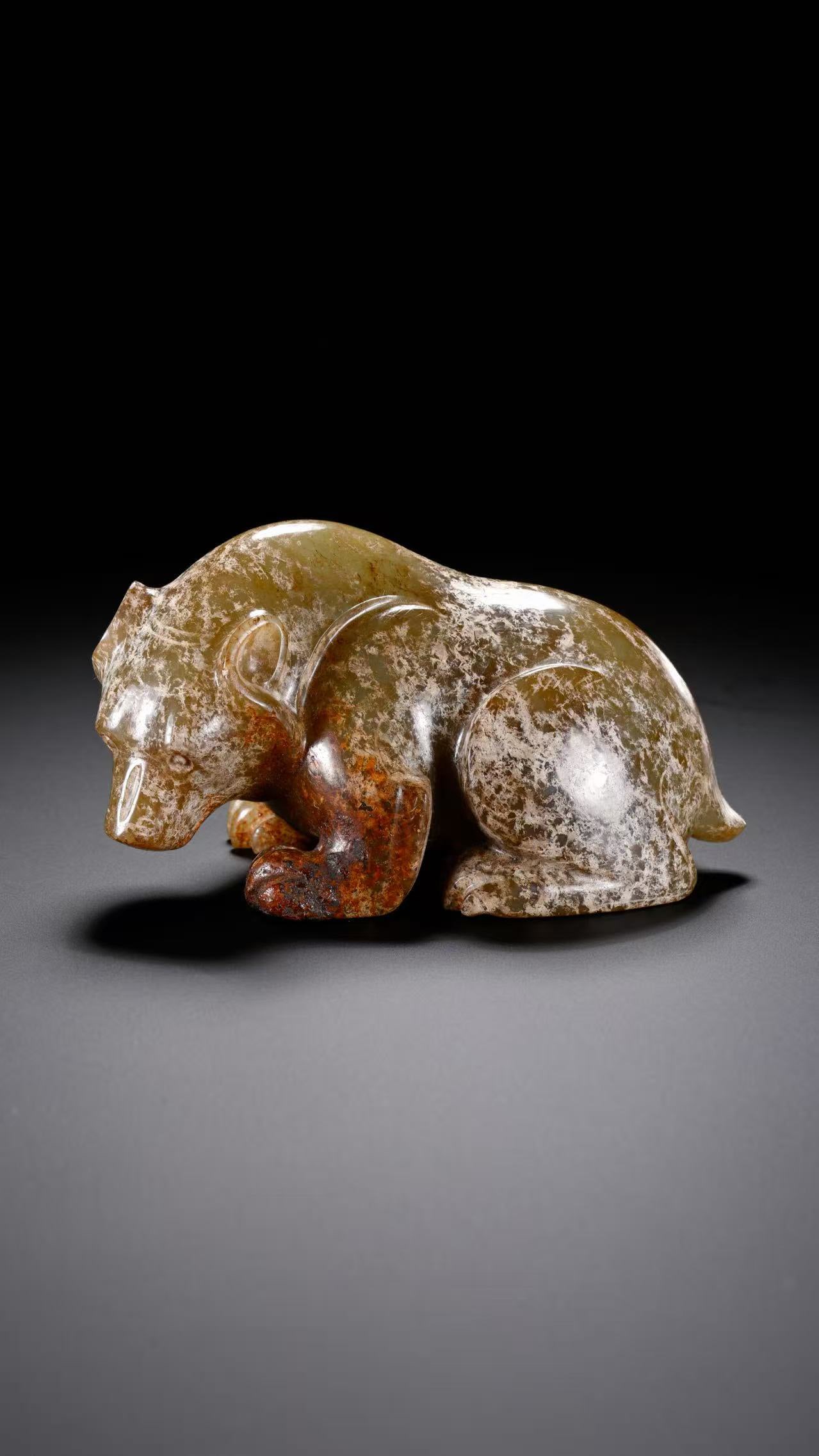 Jade Bear from the Han Dynasty in China: H. 5.8 cm. W. 10 cm. Weight. 348 gram.