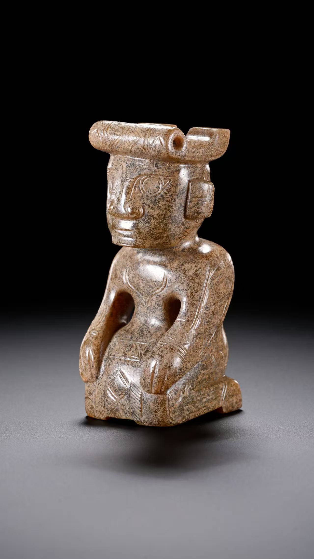 Jade kneeling figure from the Western Zhou Dynasty in China: H. 7.5 cm. W. 3.4 cm. Weight. 126 gram.