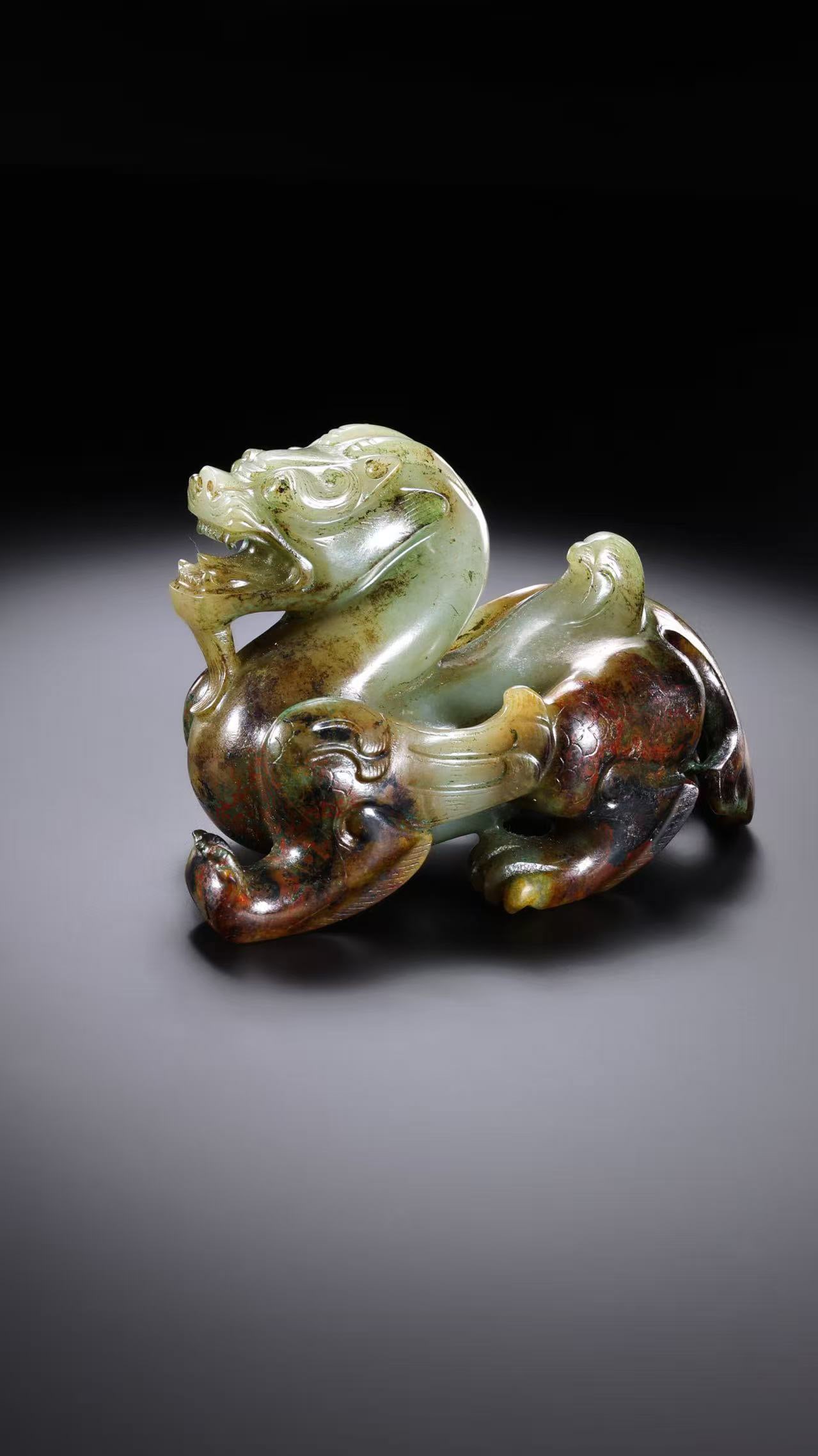 Jade Bixie from the Han Dynasty in China: H. 6.5 cm. W. 10.5 cm. Weight. 331 gram.