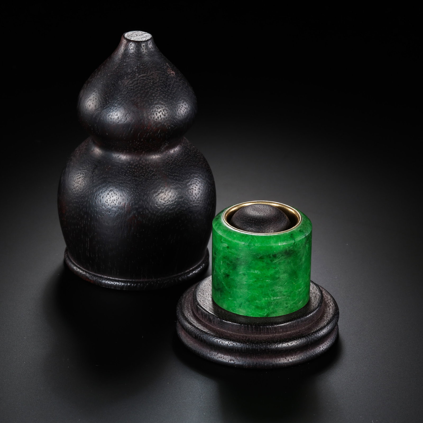 Jadeite and gold-plated thumb ring from the Qing Dynasty in China: H. 2.5 cm. W. 3 cm. Weight. 36 gram.