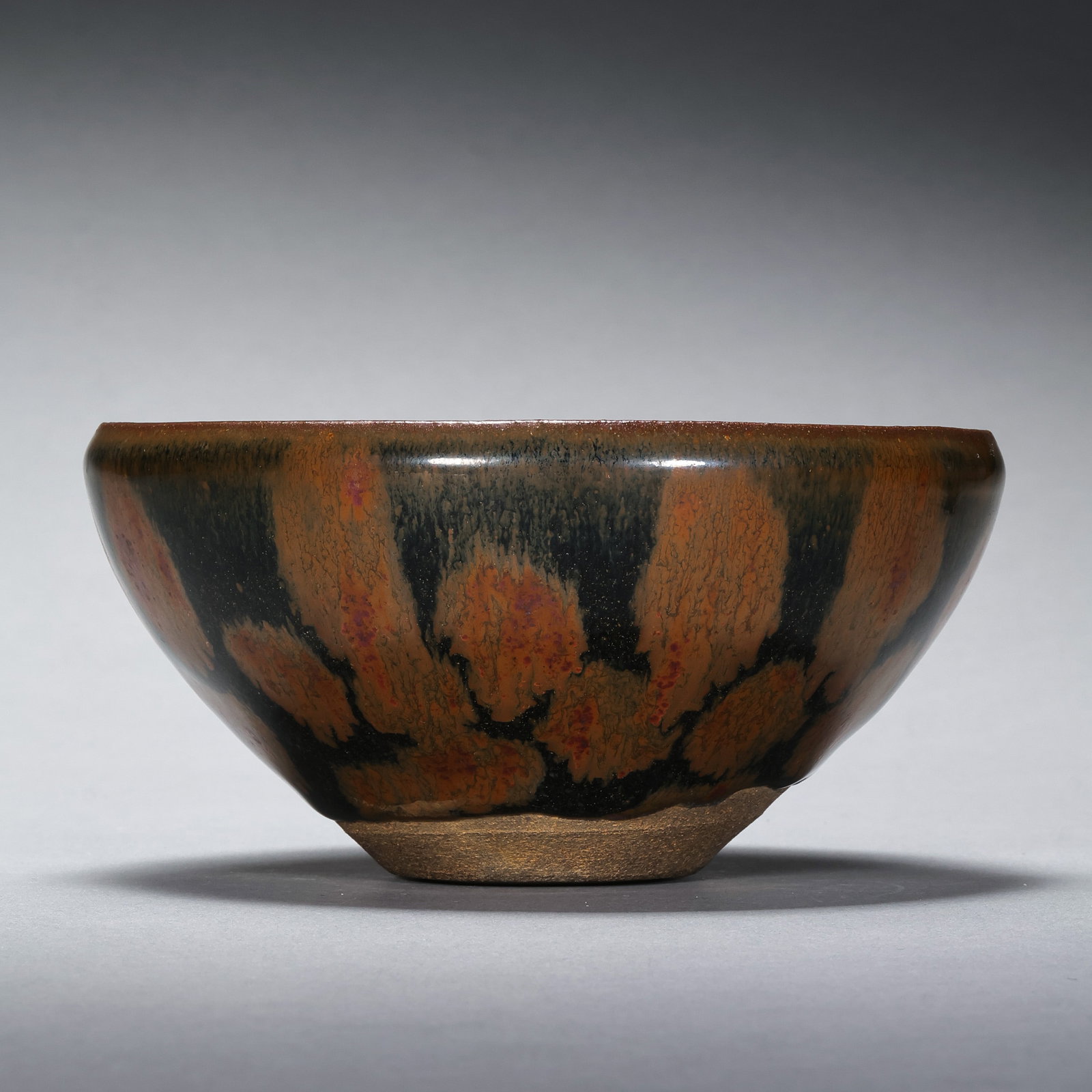 The Jian kiln of the Southern Song Dynasty in China was about to transform its glaze.: Diam. 12.8 cm. H. 6.5 cm.