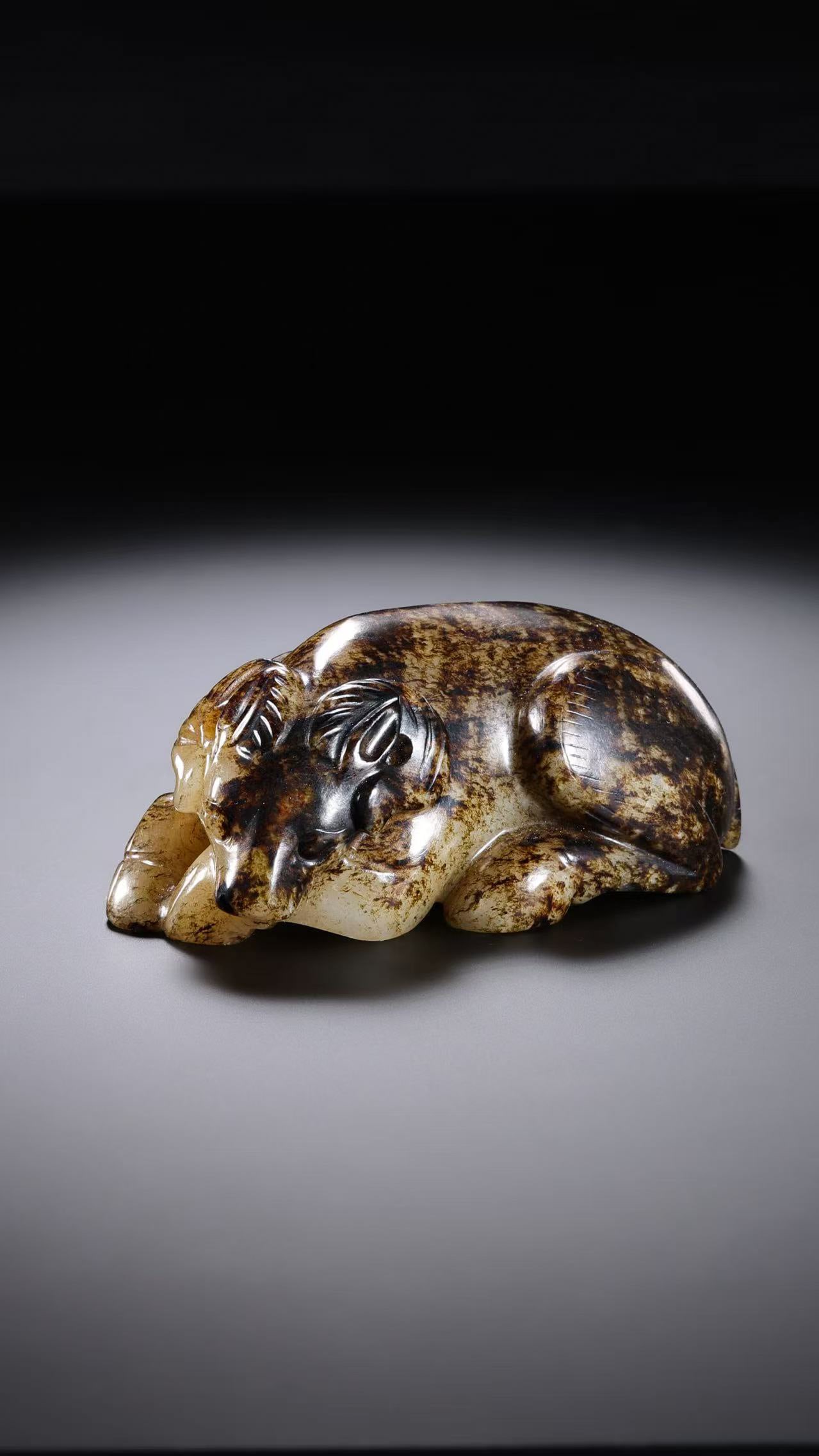 Jade sheep from the Han Dynasty in China: H. 3.5 cm. W. 8.3 cm. Weight. 199 gram.