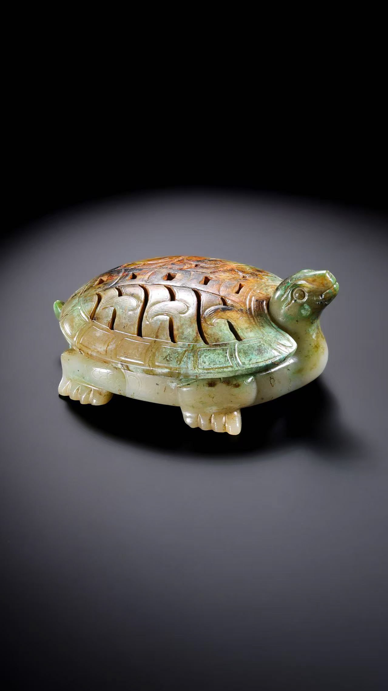 Jade Tortoise Incense Burner from the Han Dynasty of China: H. 8.2 cm. W. 11 cm. Weight. 322 gram.