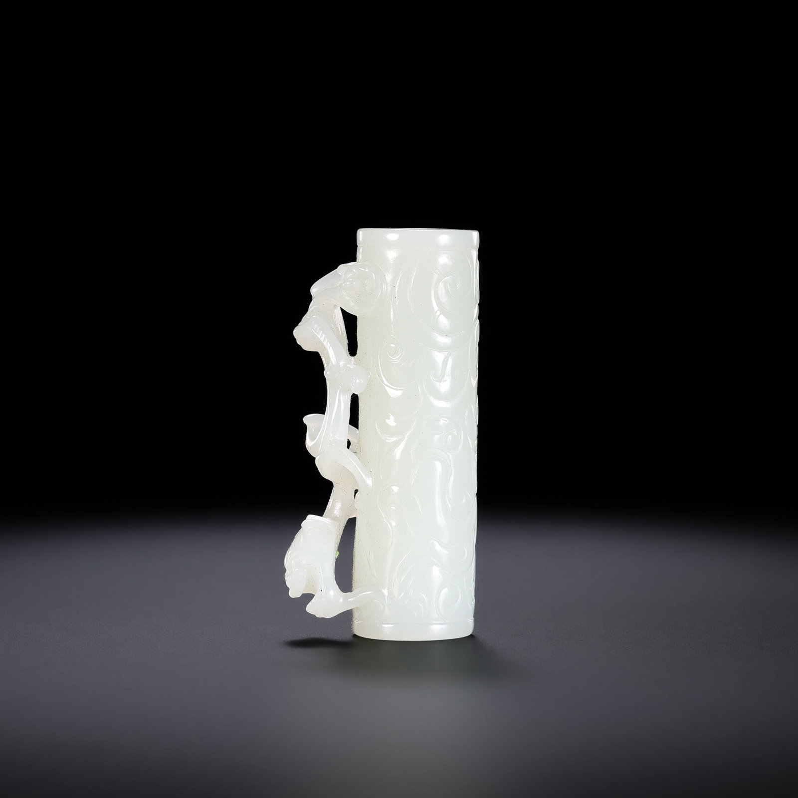 Chinese Han Dynasty white jade dragon-patterned bridle: H. 5 cm. Weight. 26 gram.