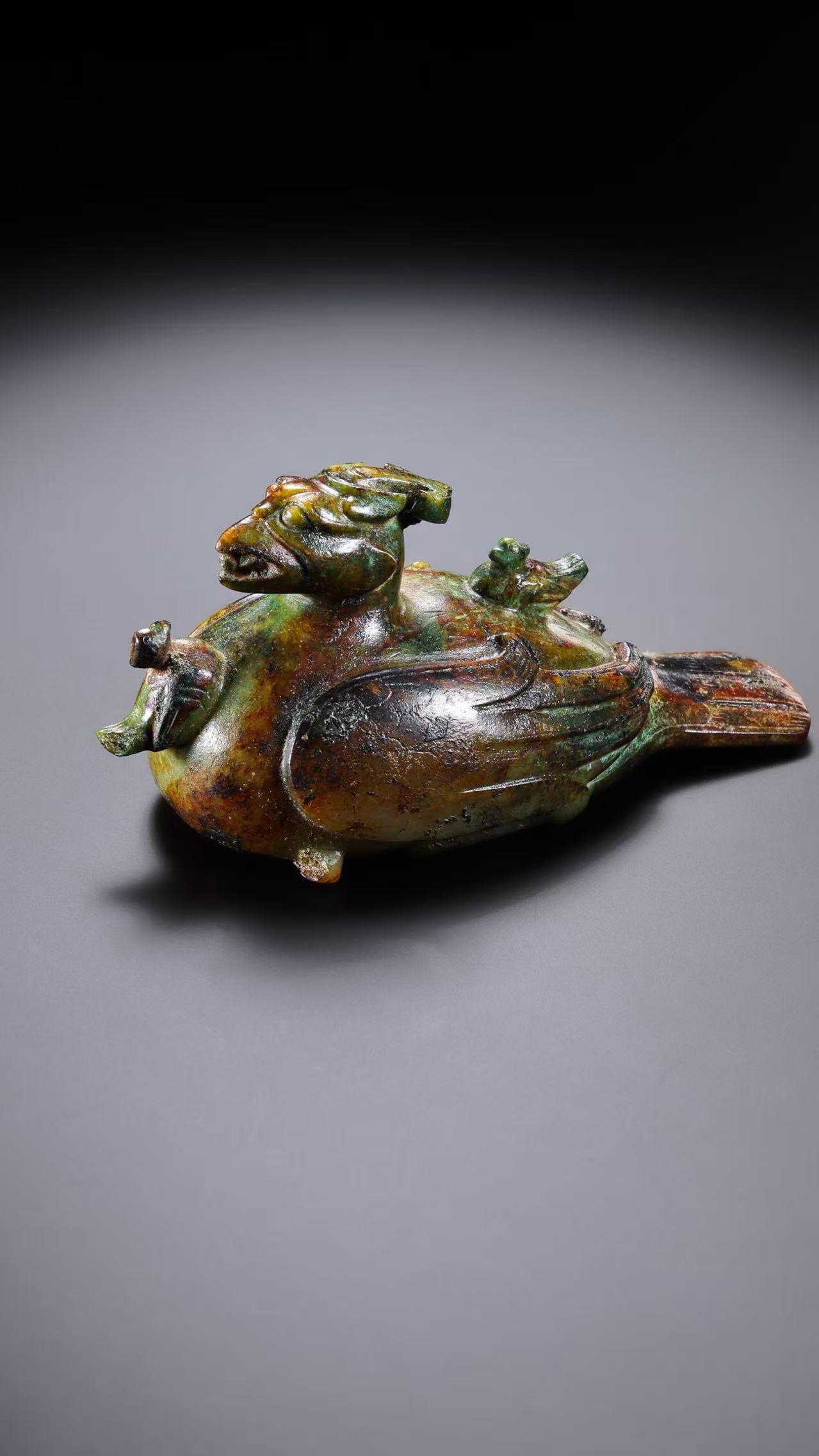 Jade Phoenix from the Han Dynasty in China: H. 4.5 cm. W. 9.7 cm. Weight. 154 gram.