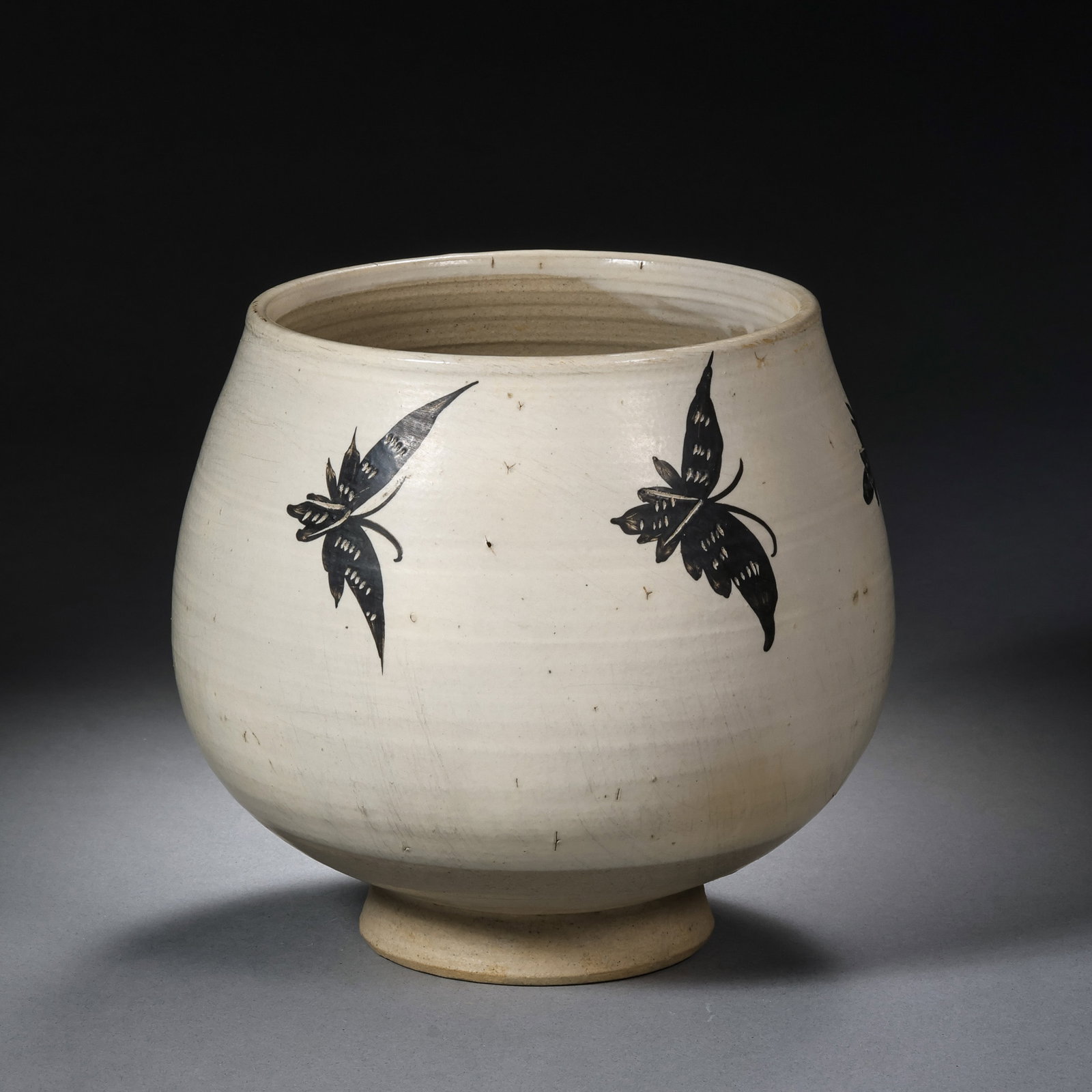 A white-glazed, black-flowered, butterfly-patterned chicken-heart jar from the Cizhou kiln of the (1 of 8)