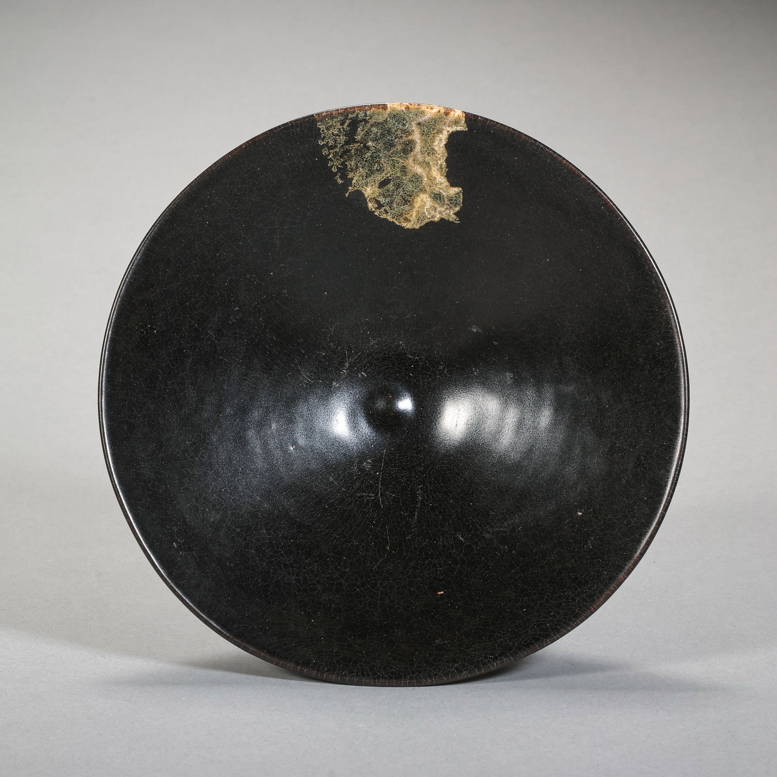 Black-glazed wooden leaf-shaped cup from the Jizhou kiln of the Southern Song Dynasty, China: H. 5.5 cm. Diam. 14.8 cm.