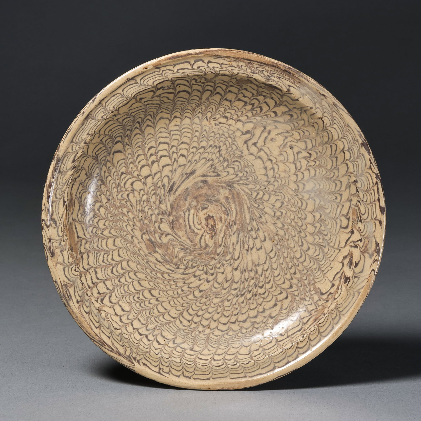 Chinese Tang Dynasty Black and White Twisted Lacquer Folded Rim Plate: Diam. 18 cm.