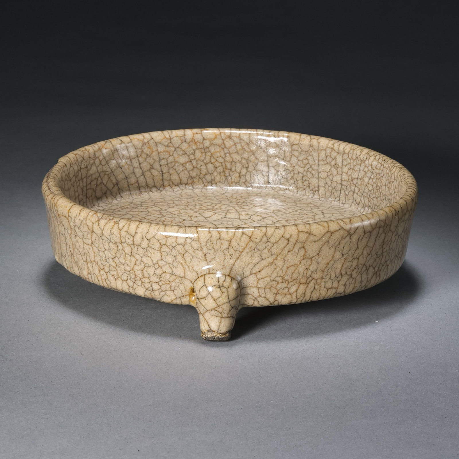 A three-legged washer with a beige glaze from the Ge kiln of the Song Dynasty in China.: H. 5 cm. Diam. 15.5 cm.
