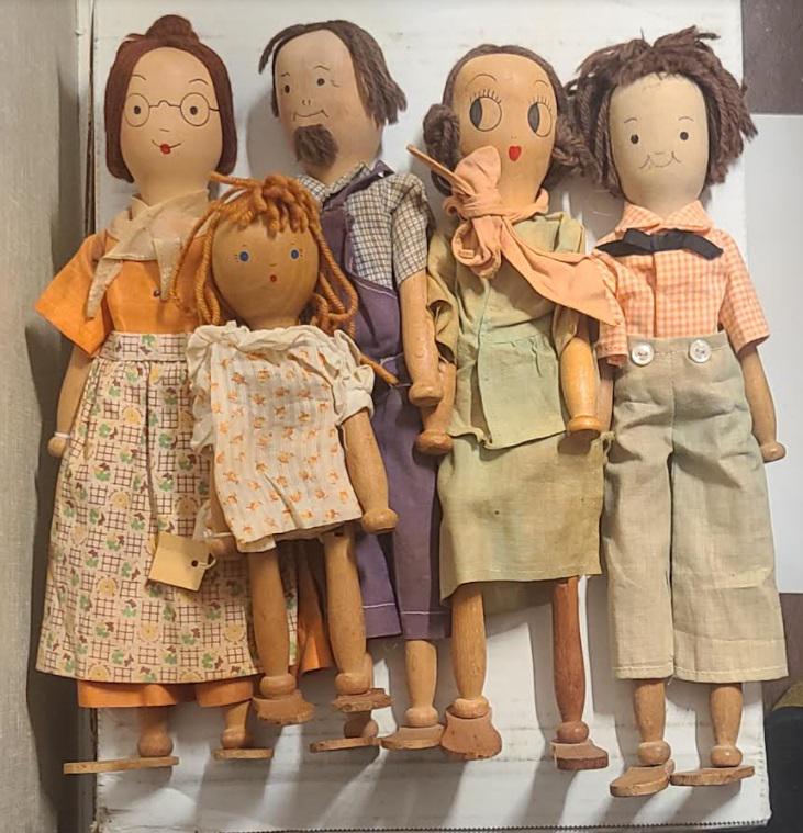 Schoenhut dolls. 1935 american wooden pinn family dolls (1 of 5)