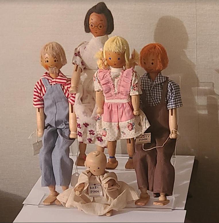 Schoenhut dolls. 1935 american wooden pinn family dolls (1 of 8)