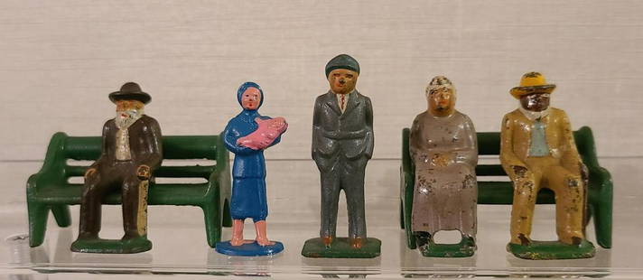 LIONEL? figureines (5) and benches (2) possible lionel: figureines (5) and benches (2) possible lionel