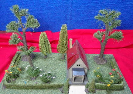 LIONEL TRAIN PLOT #912 with villa #21: Lionel plot #912 with villa #21 Guage O plot size approx 16"