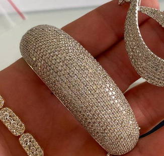 BRACELET 18K pave diamond bangle: 18k gold pave diamond bangle total weight 15.00cts approx 7.5" H-I color VS-SI clarity