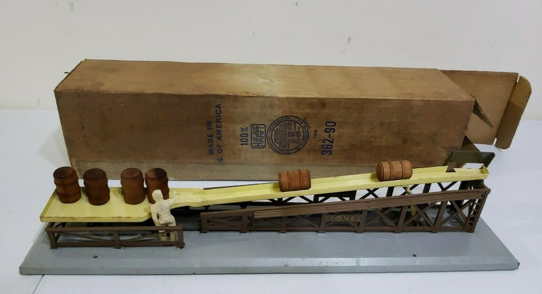 LIONEL TRAIN SET Postwar 362 Barrel Loader Gauge (1 of 6)