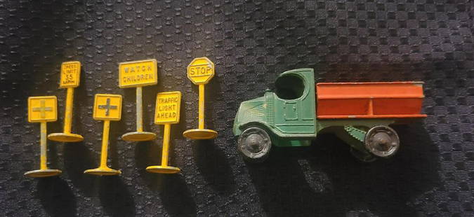 TOOTSIE TOY Vehicle 1930's DIE CAST  TRUCK + Signs: 1930s TOOTSIETOY DIE CAST MACK C-CAB OPEN BED TRUCK RED & GREEN with Tootsie Toy Street signs