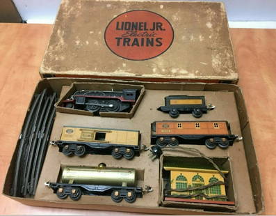 LIONEL TRAIN SET JR. PRE WAR 1055E with box: LIONEL TRAIN SET PRE WAR 1055E with boxSet Includes 8 Curved Tracks, Locomotive, Tender, 1679 Box Car, 1682 Observation Car, 1680 Tank Car and Transformer Station. Vintage Lionel Jr. Prewar Train Set