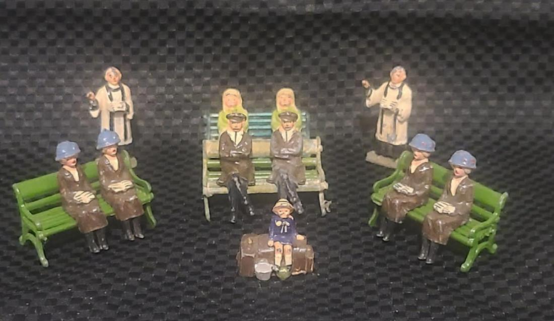 Lionel or johillco Britain figures and benches (1 of 2)