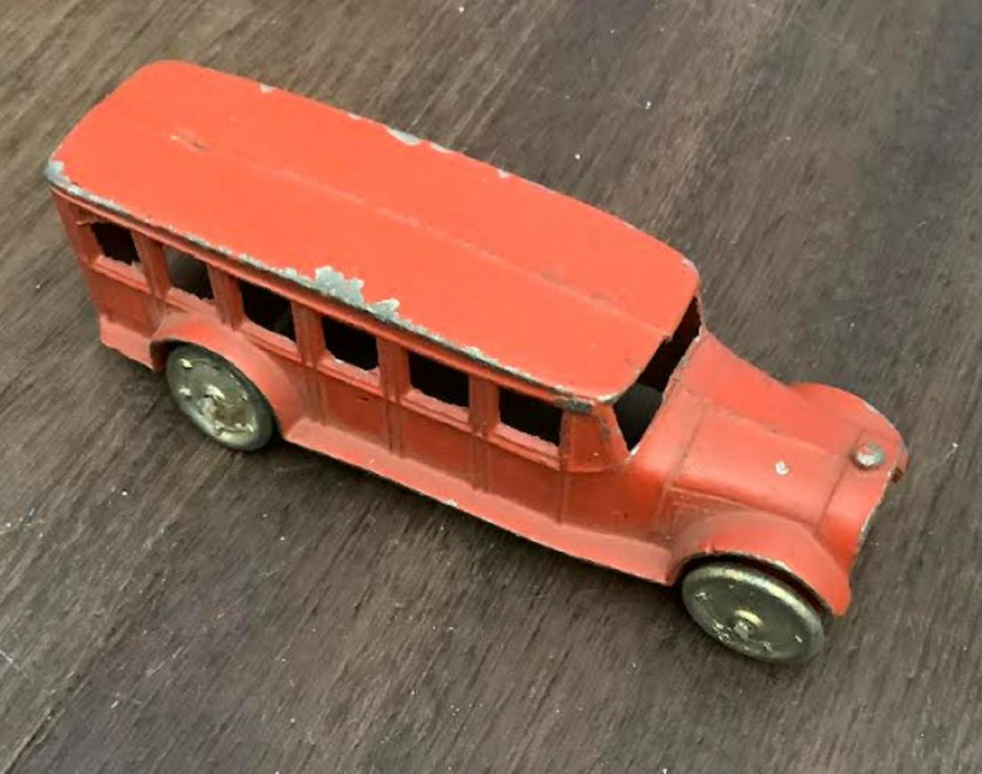Tootsietoy long red bus with makers mark (1 of 4)