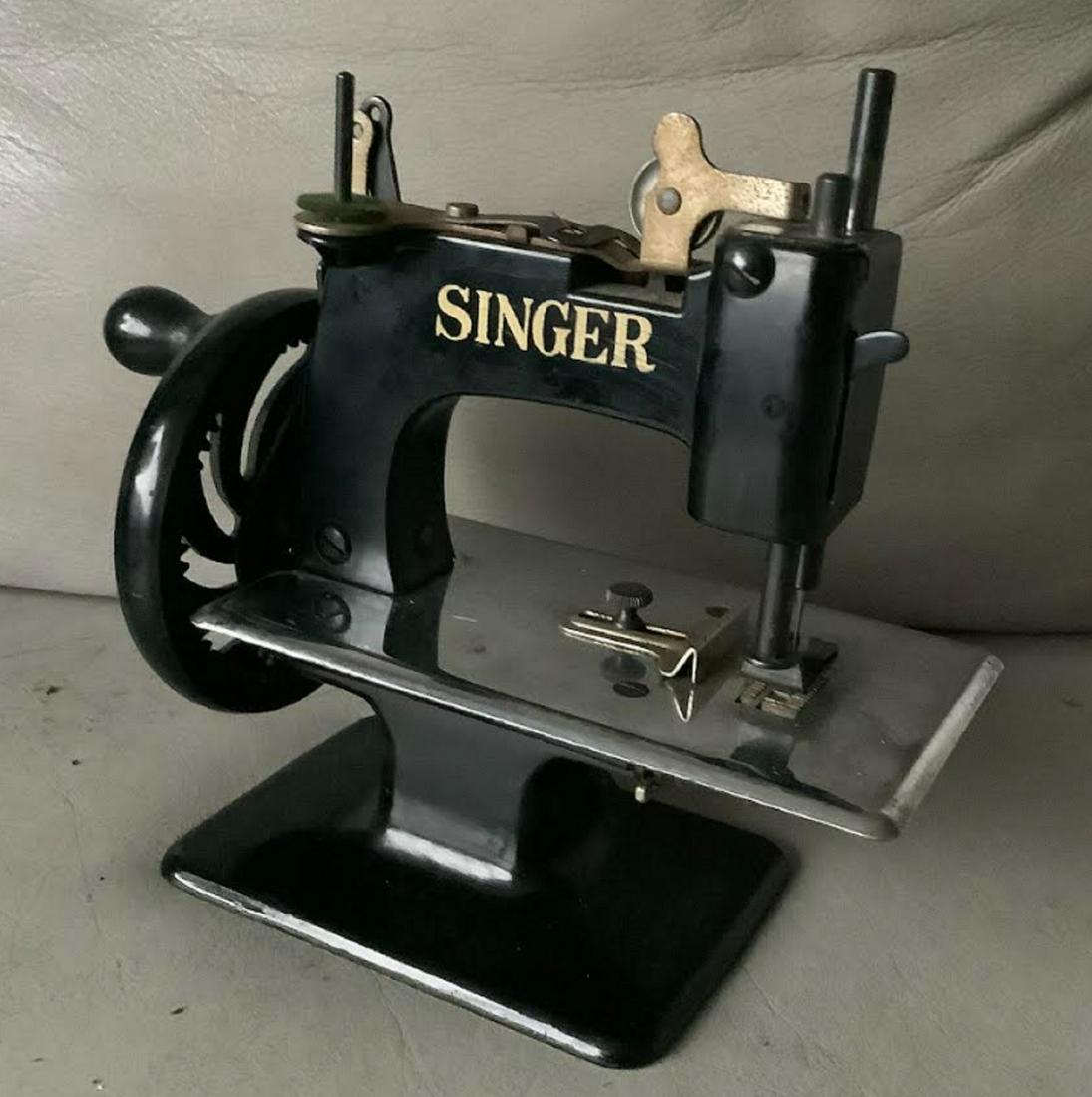 DIE CAST CHILD SINGER SEWING MACHINE METAL (1 of 3)