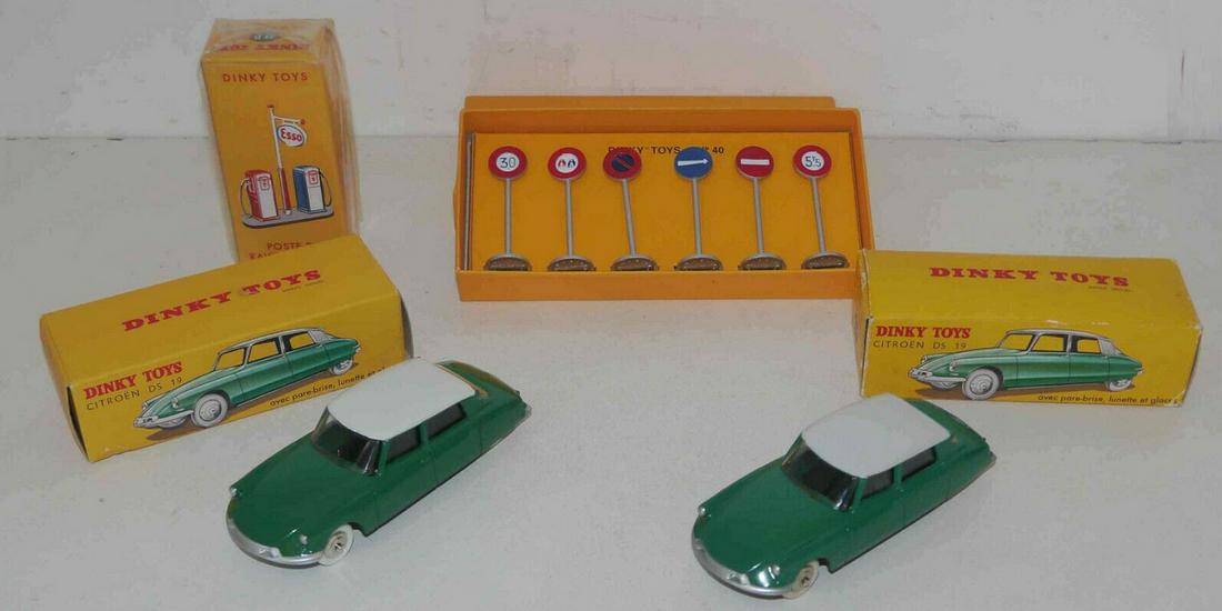 Lot of Dinky vehicles and signs with orig box (1 of 3)