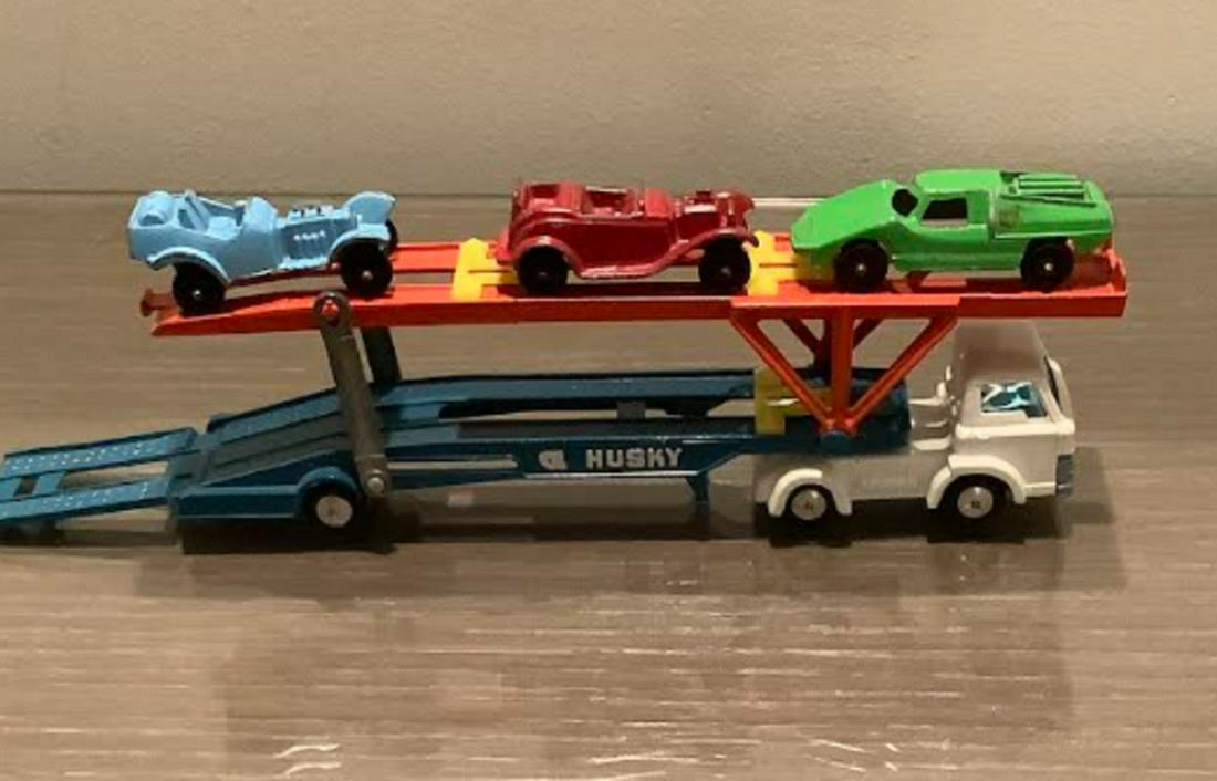 Die Cast Vehicle HUSKY HAULER  WITH 3 CARS long (1 of 3)