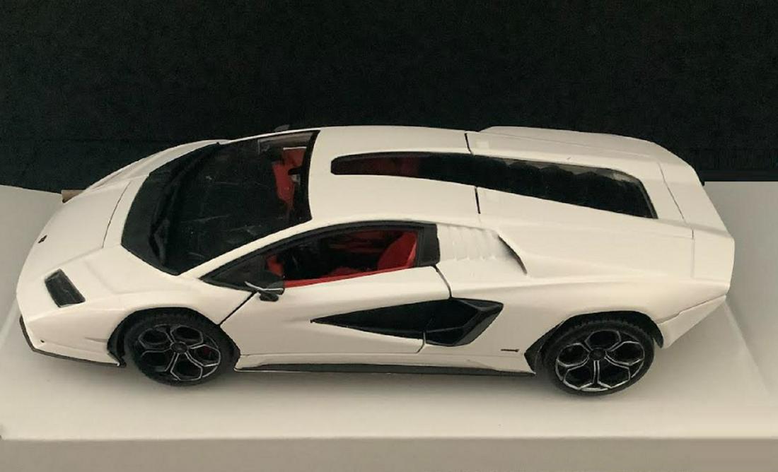 BURAGO LAMBORGHINI COUNTACH LPI 800-4 WHITE Vehicle: BURAGO LAMBORGHINI COUNTACH LPI 800-4 WHITE measures approx 7 3/4 inches long