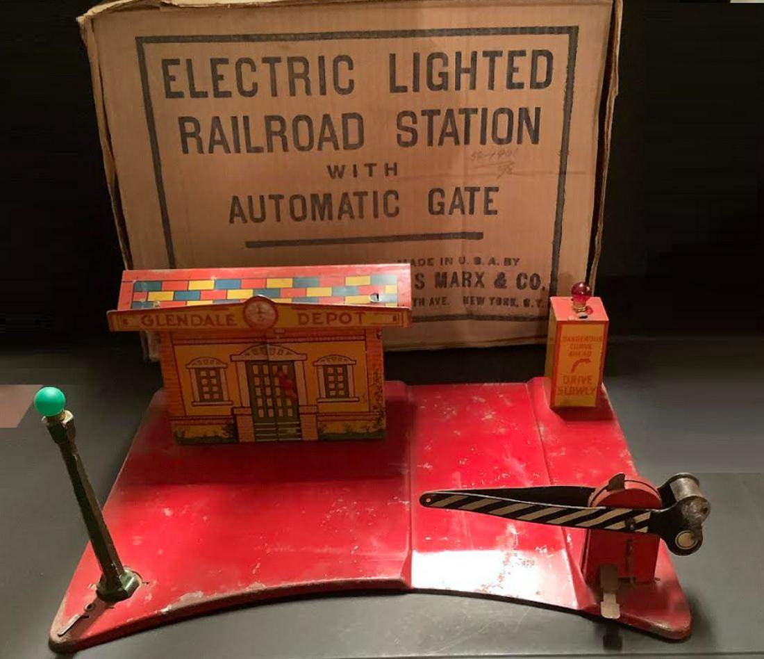 MARX LITHO ELECTRIC LIGHTED VIMTAGE RAILROAD STATION WITH AUTOMATIC GATE W/BOX (1 of 5)