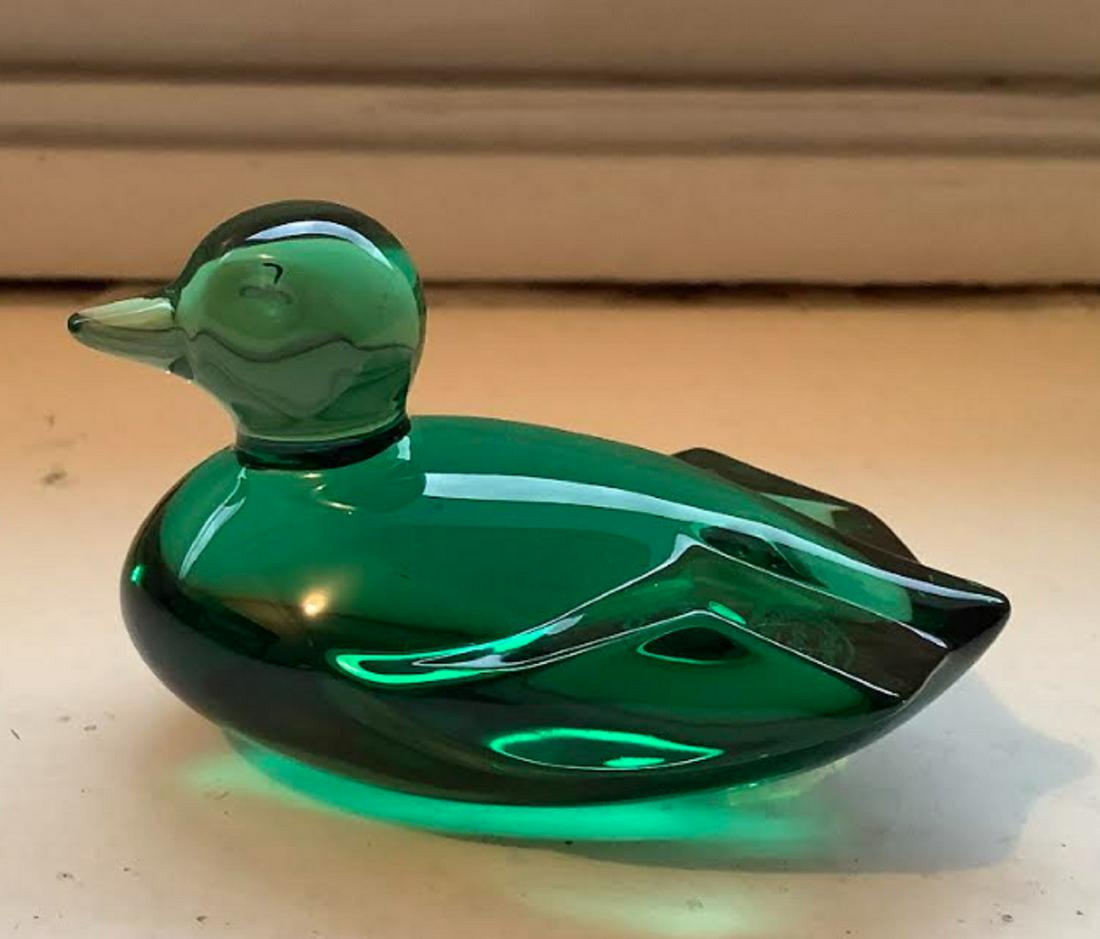 Baccarat signed green duck: Baccarat signed green duck. Measures approx 2.5 inch