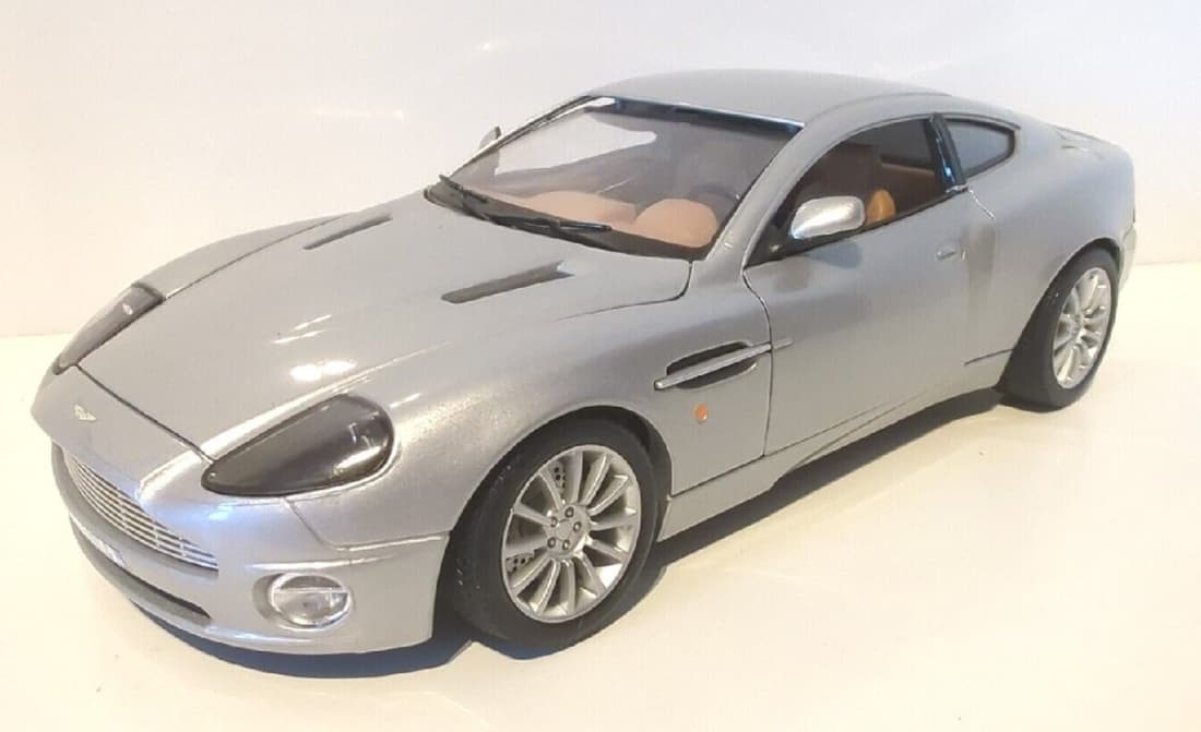 Burago  Aston Martin V12 Vanquish AM Racing Silver Diecast Model Car 34063 VEHICLE WITH ORIG BOX (1 of 5)