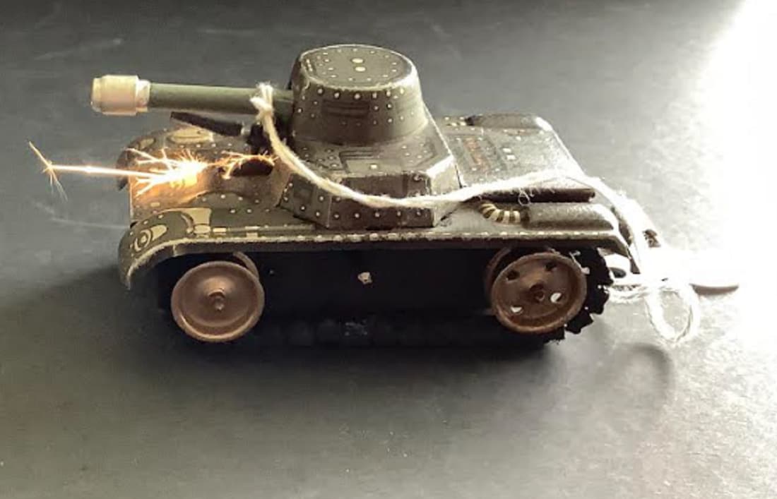GAMA ARMY  WIND UP GAMMA TANK SPARKS WITH KEY INCLUDED! (1 of 4)
