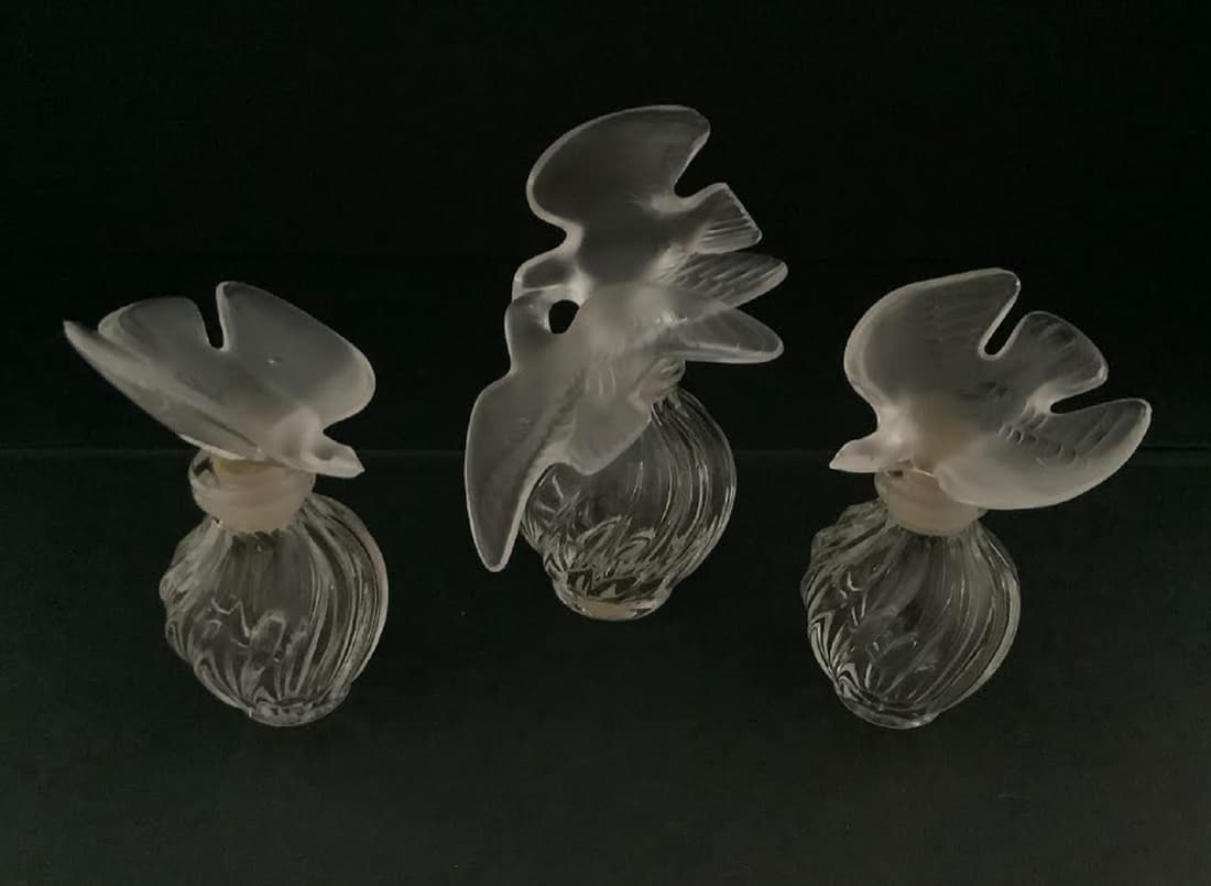 Lalique L'Air Du Temps Perfume Bottle Set: Lalique L'Air Du Temps Perfume Bottle Set B rand: Lalique Style: L'Air Du Temps - DoveThree bottle sizes: 2 bottles at 0.50 fl oz; 1 bottle at 1.00 fl oz