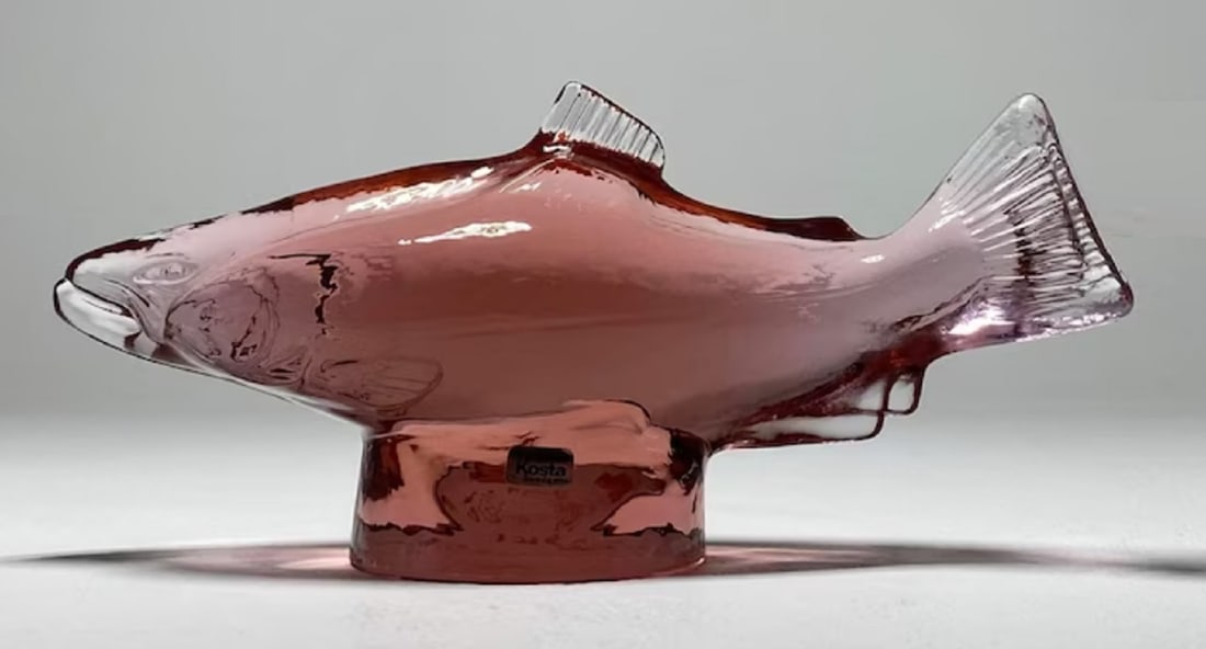 Kosta Boda Svenskt Glas Signed Wine color Sweden Glass Art Figurine by Paul Hoff for WWF Fish.: Kosta Boda Signed Wine color Sweden Glass Art Figurine by Paul Hoff for WWF Fish. Measures approx 8,5 cm (approx 3,3 inches) high and 20 cm (approx 8 inches) length