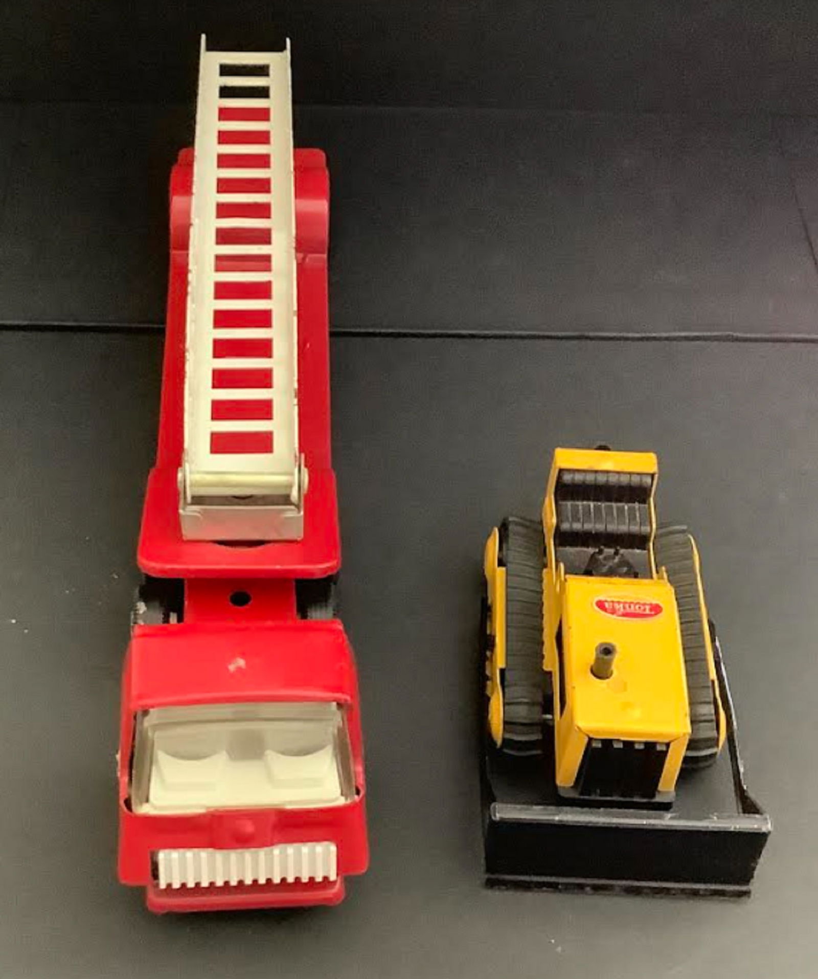 TONKA PRESSED STEEL BULLDOZER AND FIRETRUCK VEHCILE (1 of 4)