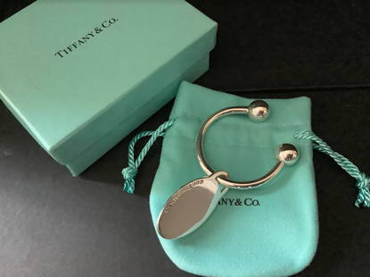 TIFFANY AND CO 925 STERLING SILVER KEY CHAIN WITH BOX: TIFFANY AND CO 925 STERLING SILVER KEY CHAIN WITH BOX