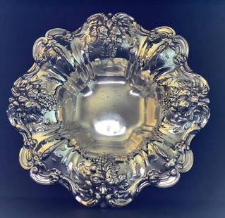 STERLING LARGE Reed and Barton Francis I Sterling Silver Round Vegetable Bowl: STERLING LARGE Reed and Barton Francis I Sterling Silver Round Vegetable Bowl. With date mark of 1941, pattern number X569, NO monogram.3 x 11 1/2 in dia.20.9 troy oz.