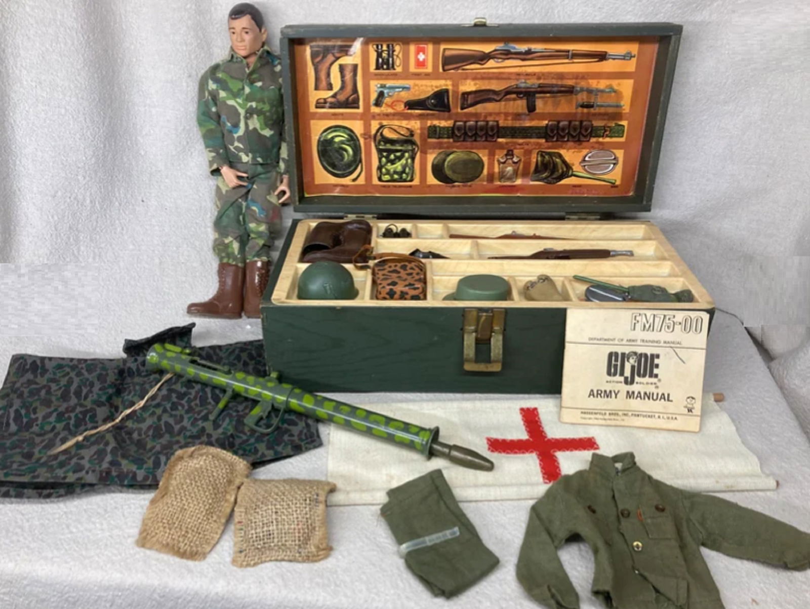 Vintage 1964 HASBRO GI Joe Talking GI Jo Doll and Footlocker with pictured Accessories 1960's: Vintage 1964 HASBRO GI Joe Talking GI Jo Doll and Footlocker with pictured Accessories 1960's This Vintage 1964 GI Joe Footlocker comes with a GI Joe Doll, Army Manual and all accessories pictured! Th