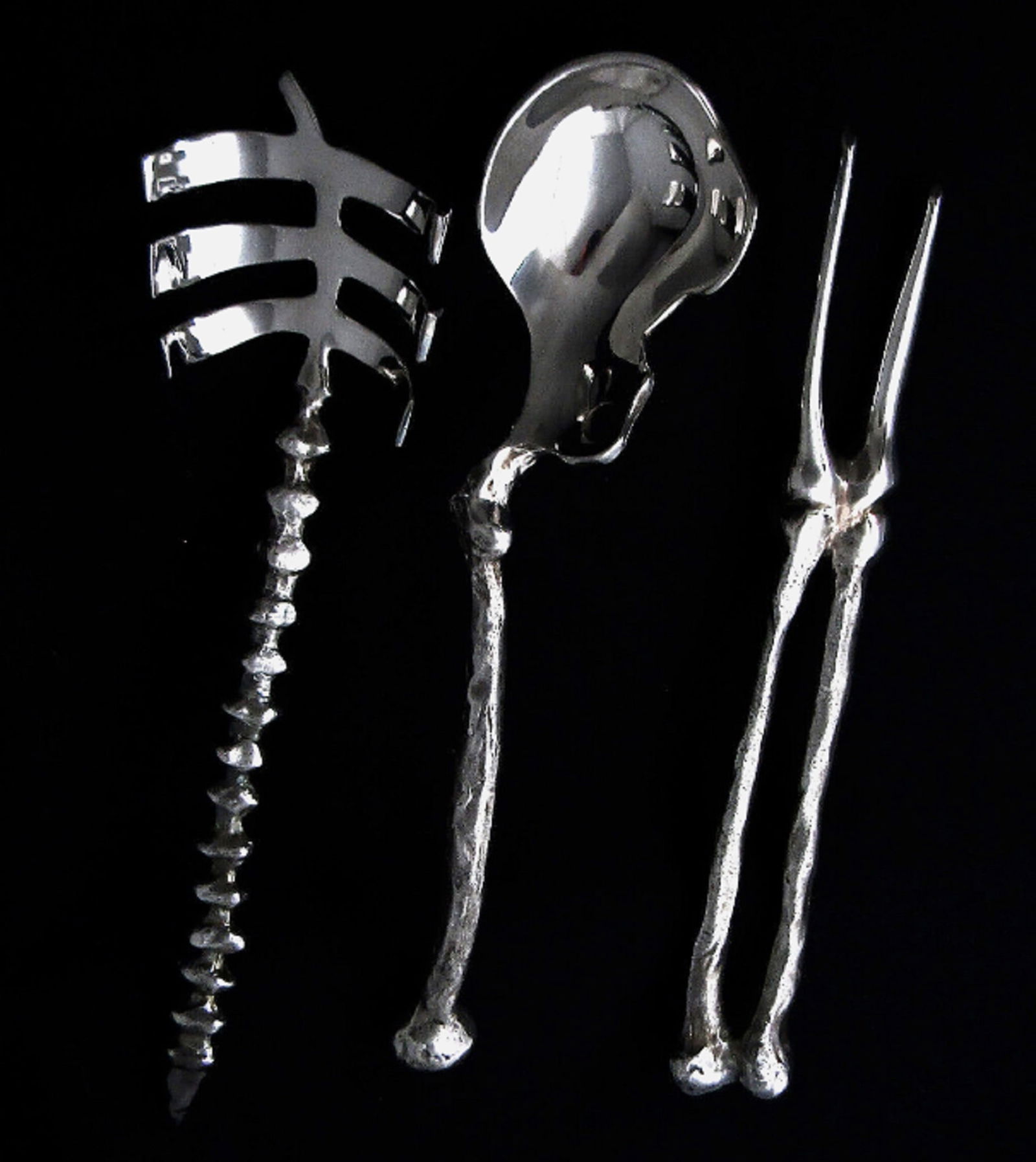 Michael Aram Designer Bone Ware Utensils 3pc. SET: Michael Aram Designer Bone Ware Utensils 3pc. SET A three (3) piece set of silverplated serving flatware in the Bone pattern, produced circa 1990s by Michael Aram (born 1963). Striking Modernist desig