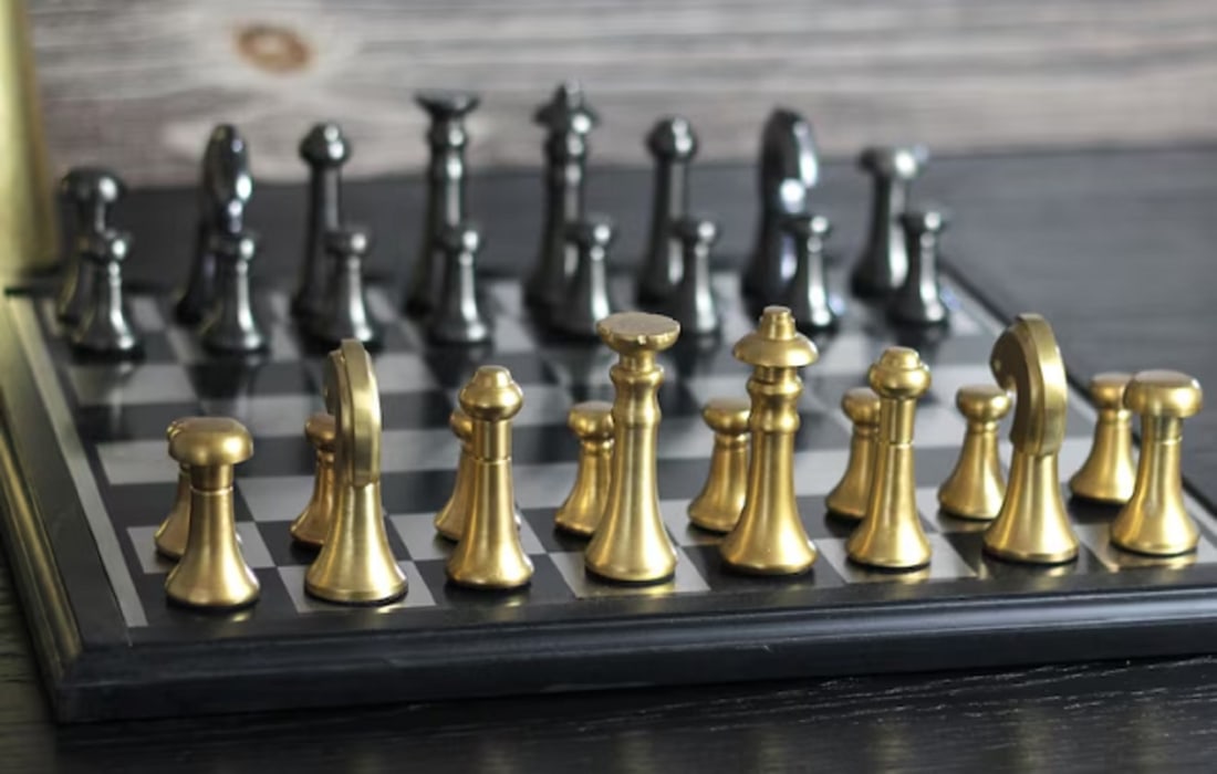 Modern Metallic Chess Set With leather case. Full Gold and Black Pieces (1 of 6)