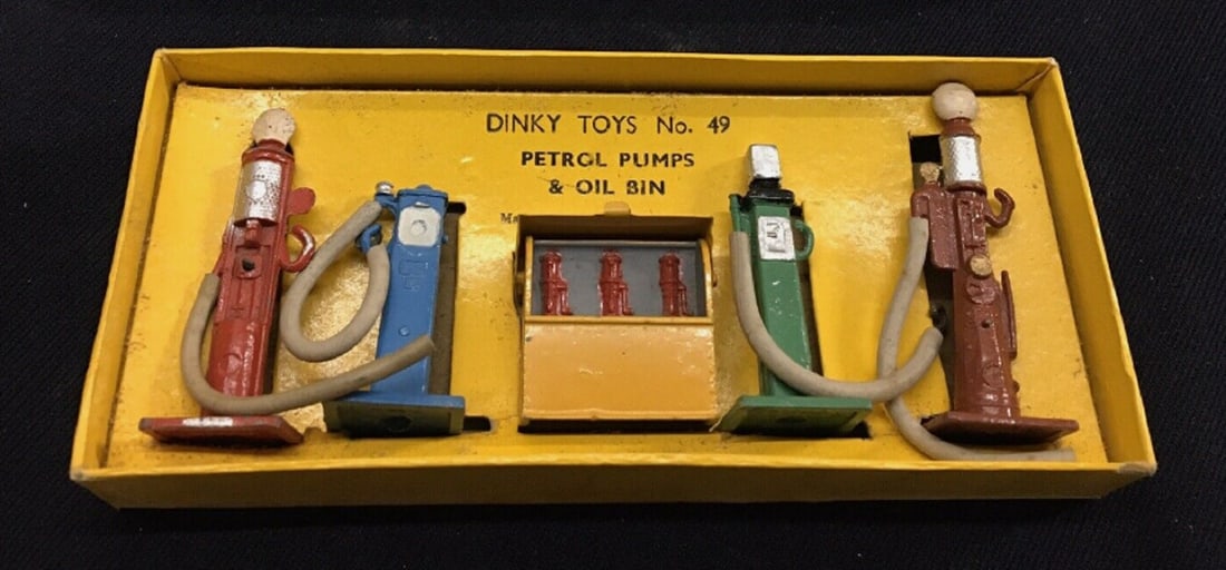 Dinky Toys Set 49 CAST IRON PETROL PUMP IN OIL BIN with original box. (1 of 4)