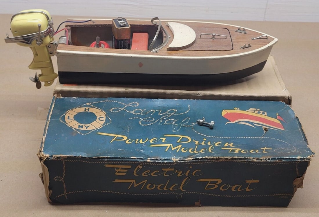 LANGCRAFT MODEL WOODEN MOTOR BOAT WITH BOX. JAPAN 1950 (1 of 6)
