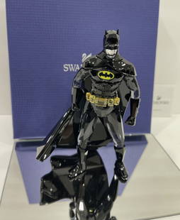 Swarovski Crystal Figurines DC Comic Batman 5492687 With orig Box: Swarovski Crystal BATMAN DC COMICS Warner Brothers 5492687.measures approx 5.38 inItem Height 2.38 in Item Width. comes with orig box