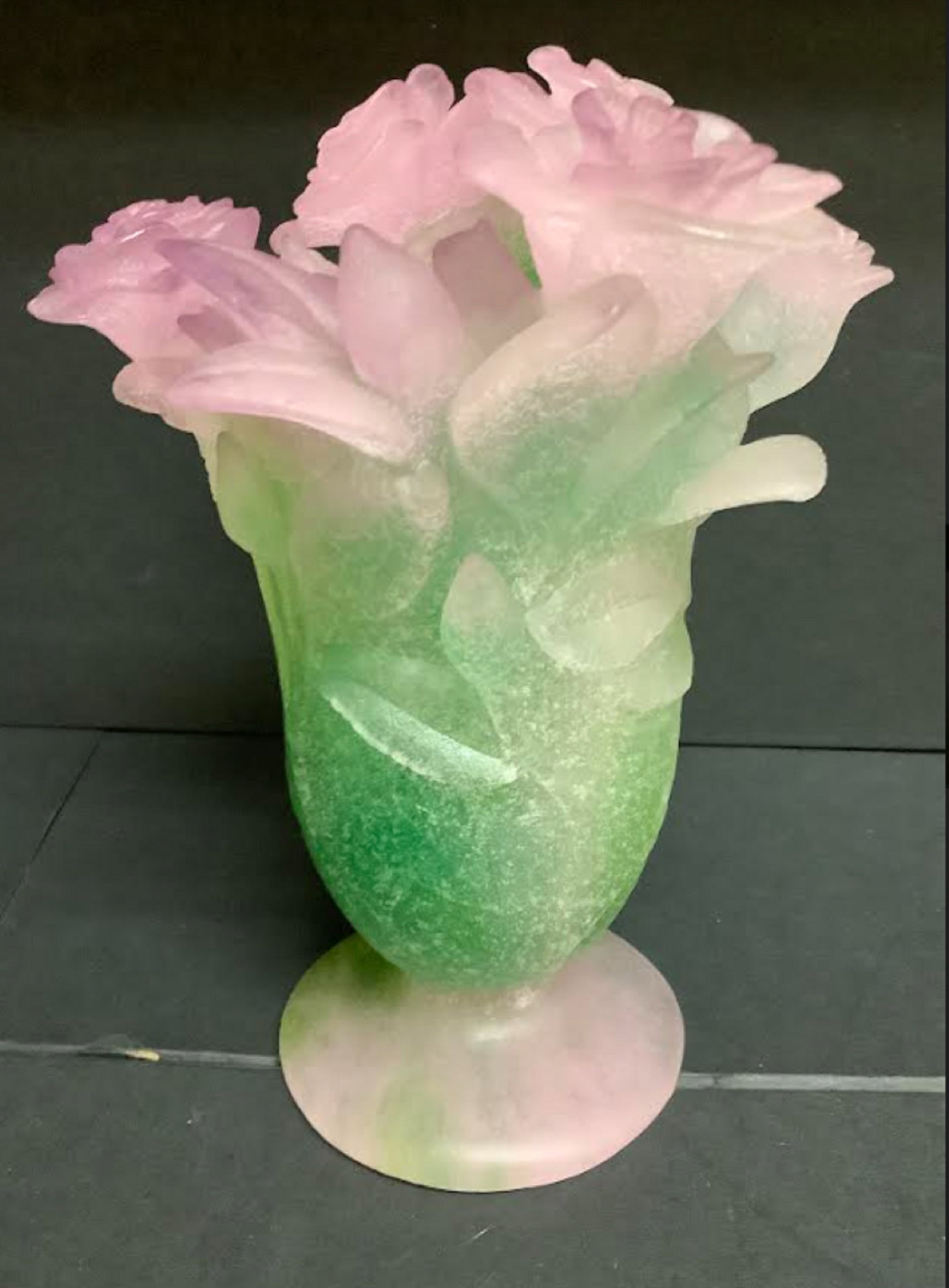 DAUM PATE DE VERRE SIGNE ART GLASS VASE: DAUM PATE DE VERRE SIGNE ART GLASS VASE7” tall, 3” diameter base (18 cm tall, 7.5 cm base)Has engraved “Daum France” signature on underside of base. NO CHIPS OR CRACKS